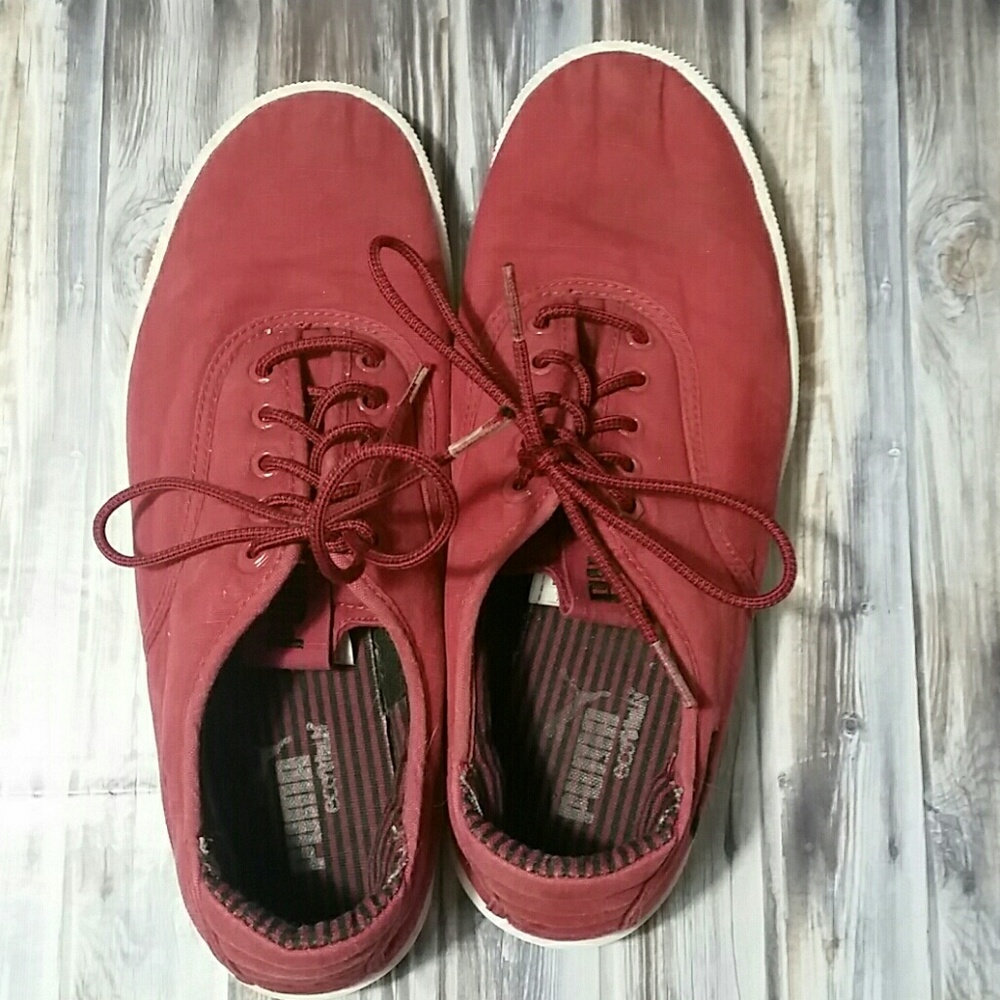 Pumas red casual sneekers.
